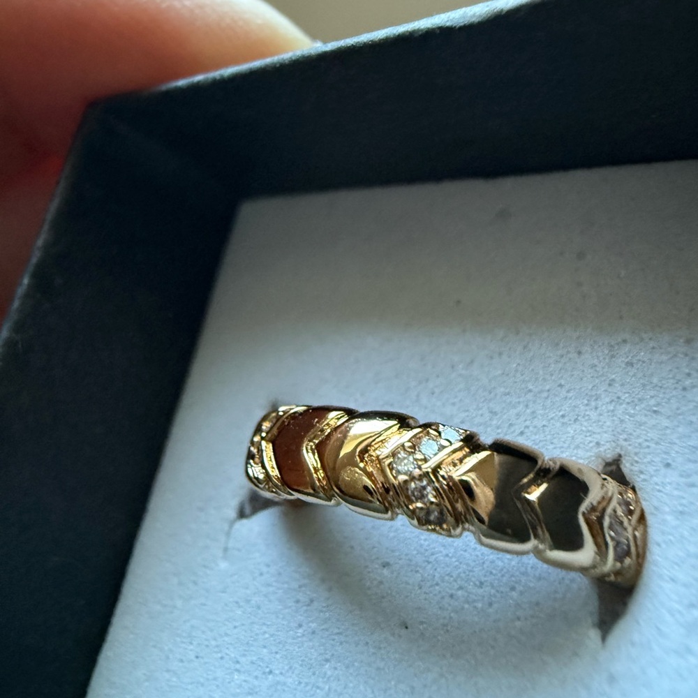 NWT Pretty Bird Jewelry Gold Chevron Diamond Accent Eternity Band size 6 - Picture 7 of 10